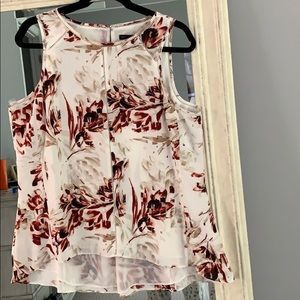 WHBM Lg sleeveless floral top with detail cutwork.